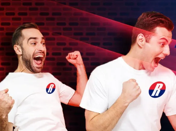 Dos hombres celebran con poleras blancas que llevan el isotipo circular de rojabet, en una gráfica del blog oficial del operador.