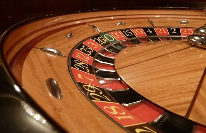 Cilindro de una ruleta de madera visto de cerca, con sus casillas rojas y negras, imagen del blog de la marca.