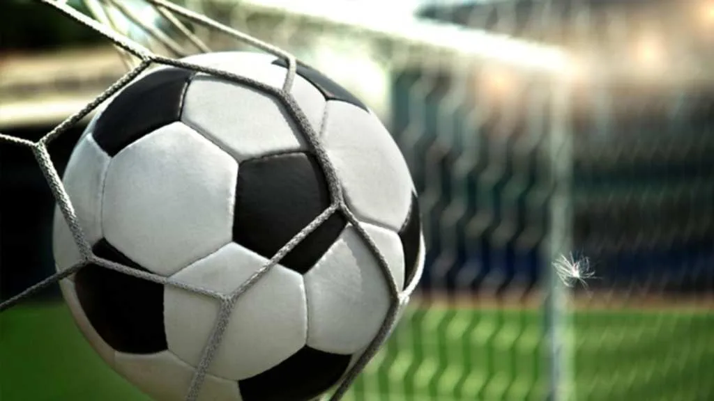 Balón de fútbol entrando al arco con la malla de fondo, fotografía publicada en el blog de la marca.
