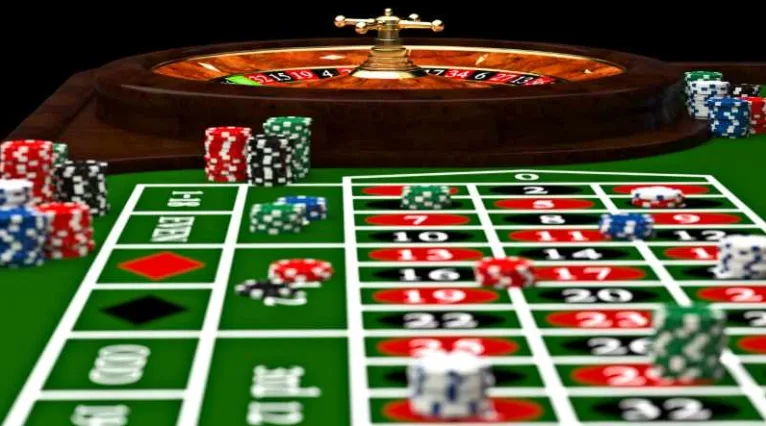 Mesa de ruleta con el paño de apuestas numerado y torres de fichas apiladas junto al cilindro, foto del blog de la marca.